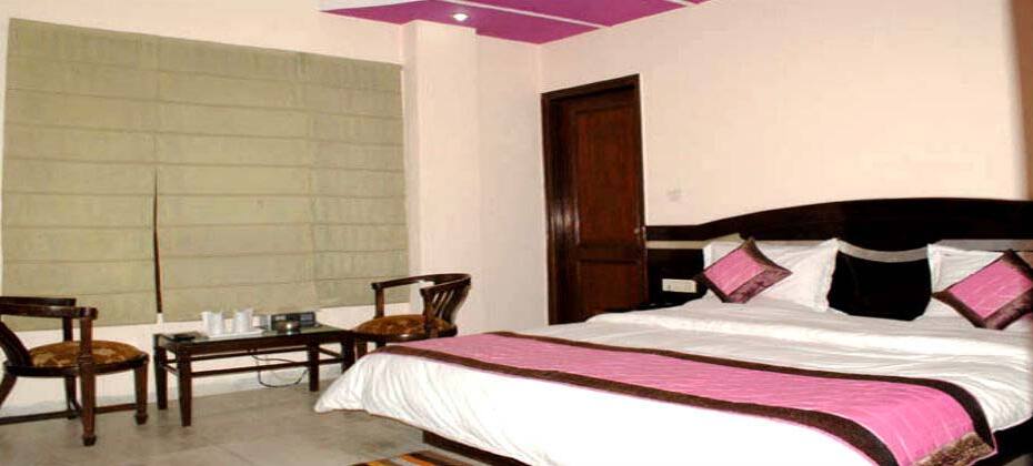Hotel Safron, New Delhi 2